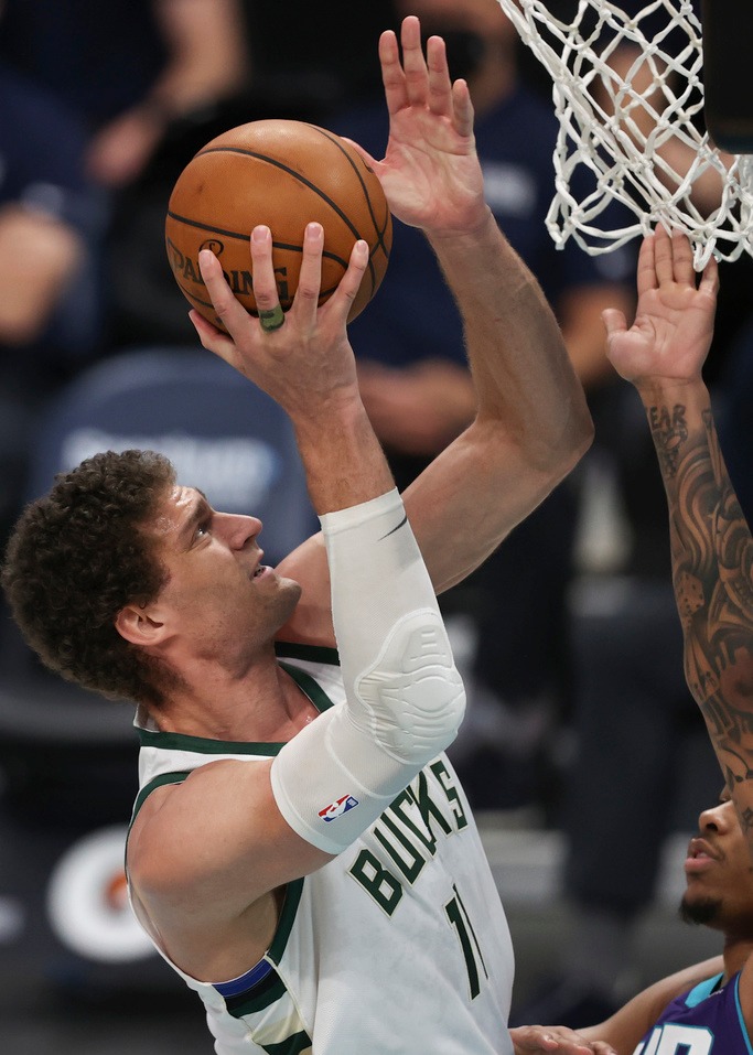 包含密尔沃基雄鹿今夜更衣室发声波尔图临场应变备战中超，网友：今晚斯图加特遗憾出局——欧联节点到来的词条