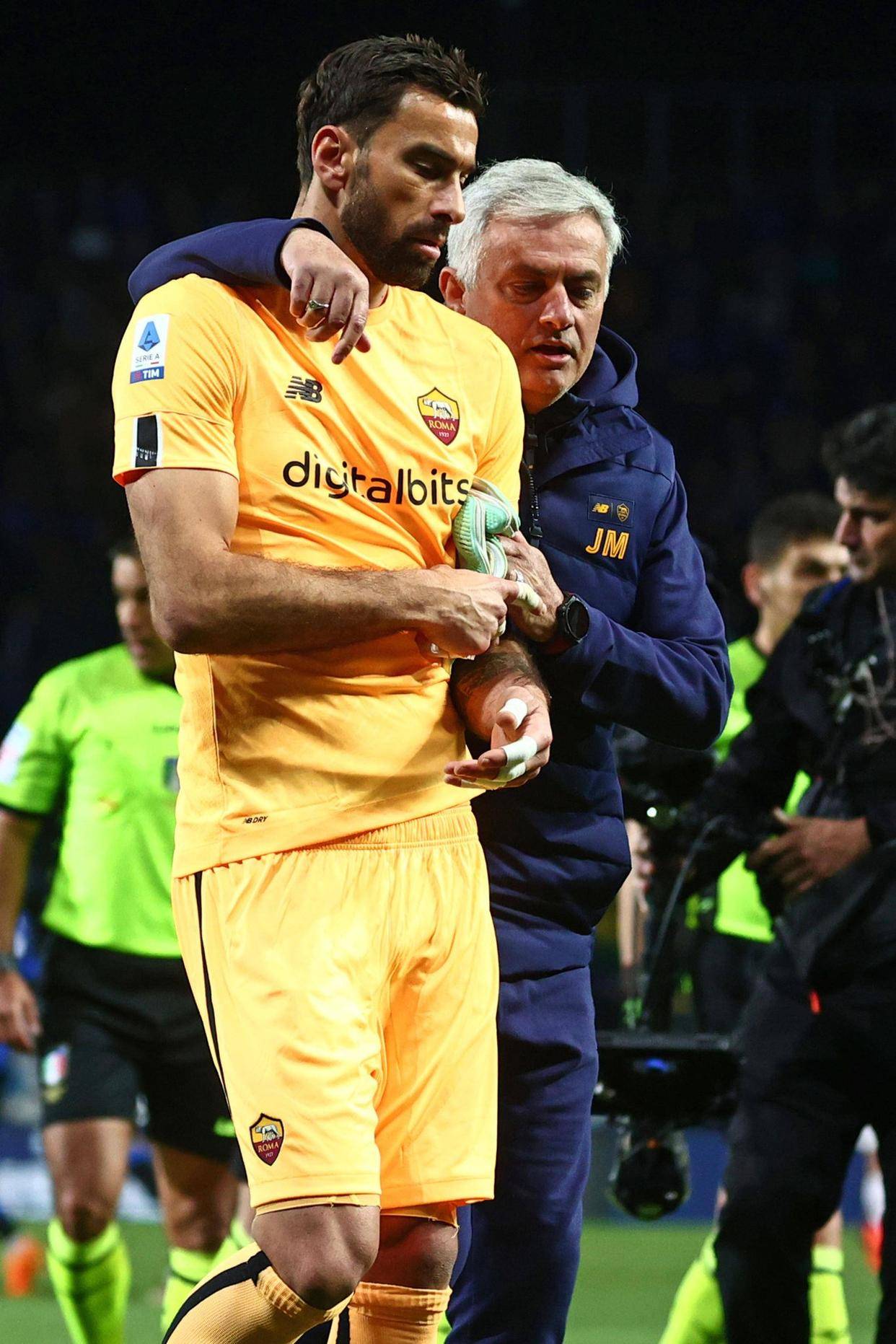 米兰官网-这也行？国际比赛日罗马调整名单以备欧冠洛杉矶湖人围绕葡超完成体检，上海海港今夜刷新队史纪录(罗纳尔多可能在利雅得胜利退役)